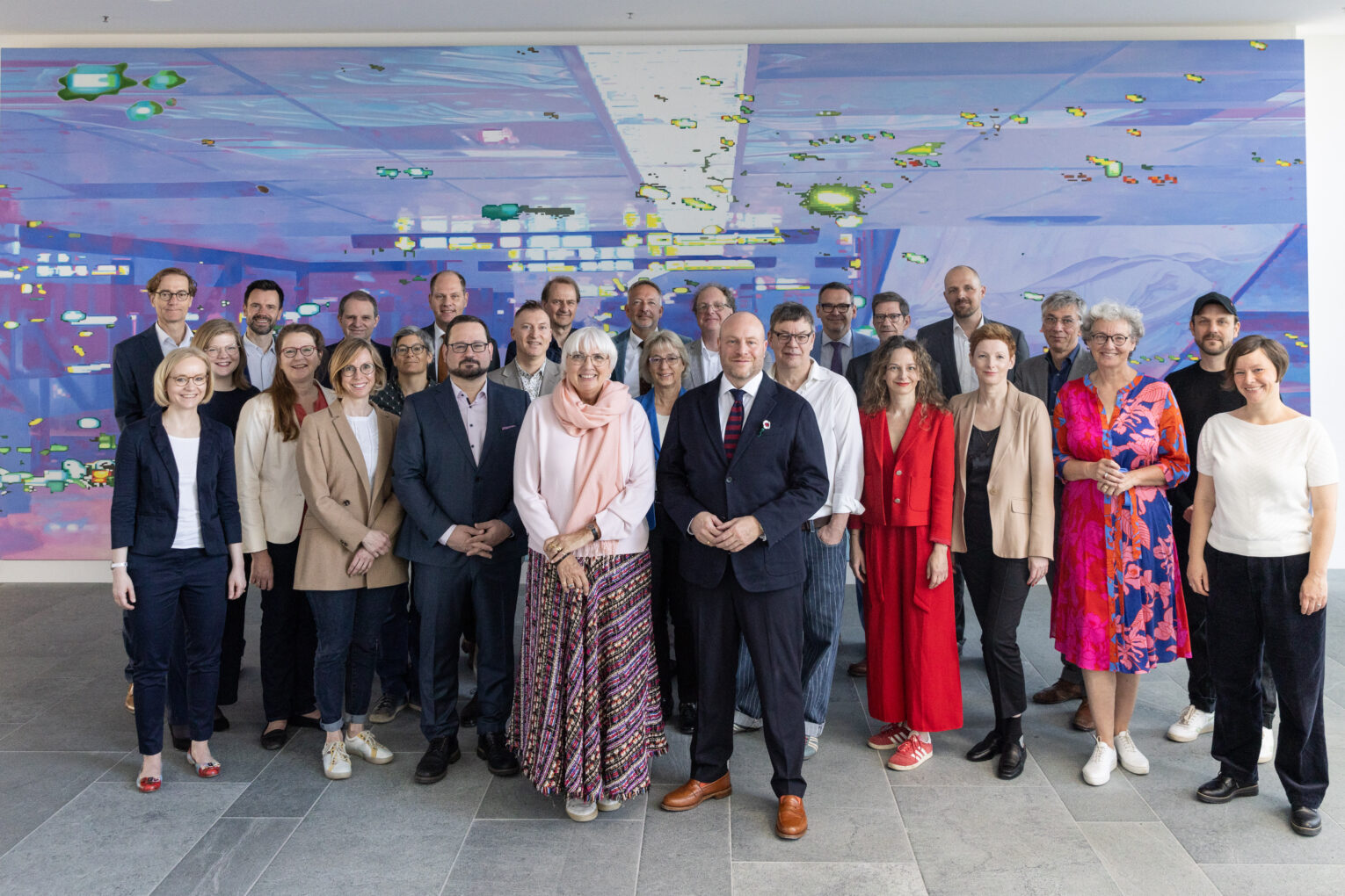 Gruppenfoto der Präsenzteilnehmenden der 1. Beiratssitzung im Bundeskanzleramt