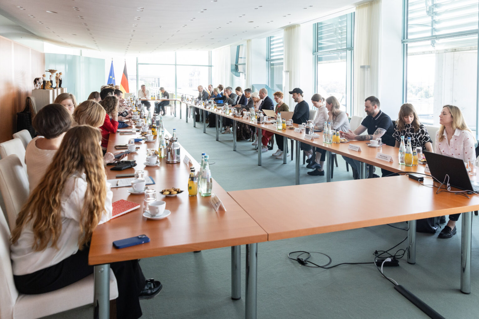 Foto von der laufenden 1. Beiratssitzung im Konferenzraum des Bundeskanzleramts