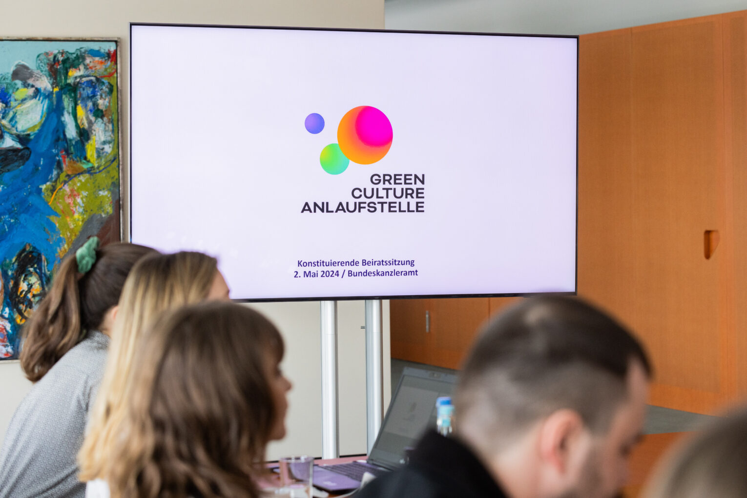 Foto von der laufenden 1. Beiratssitzung im Konferenzraum des Bundeskanzleramts