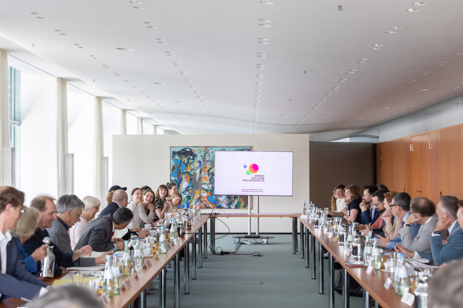 Foto von der laufenden 1. Beiratssitzung im Konferenzraum des Bundeskanzleramts